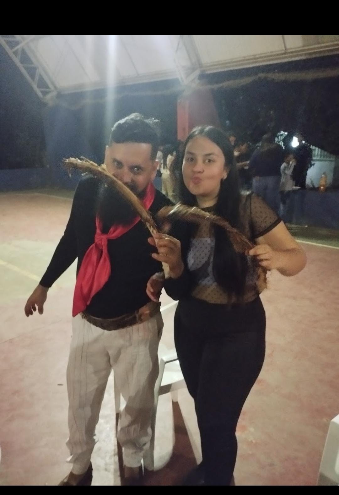 Pai consertando algo